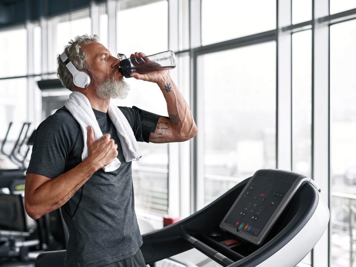 L’Importanza dell’idratazione nella nutrizione sportiva: quanto e cosa bere per una performance ottimale