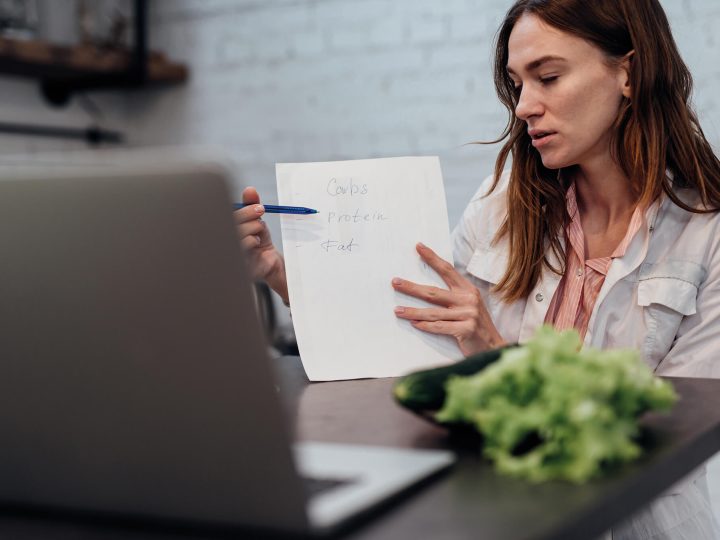 Scegliere corsi online di nutrizione: come orientarsi tra qualità, titoli e reali competenze